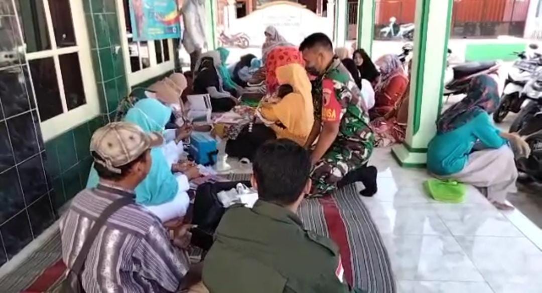 Wujudkan Balita Sehat, Babinsa Dampingi Posyandu Desa Saronggi