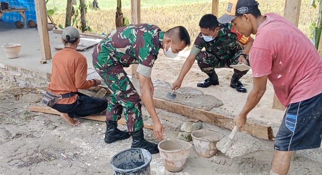 Ikut Campur Tangan, Babinsa Koramil 09 Pragaan Bantu Plester Teras Rumah Warga