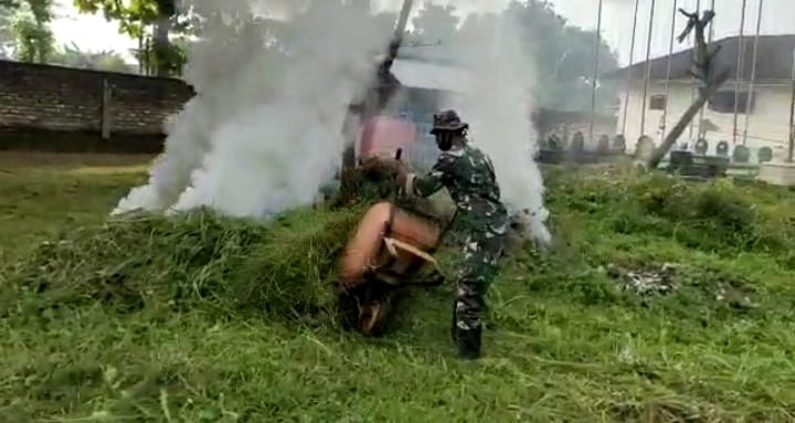 Kompak, Babinsa Guluk-Guluk Bersama Warga Bersihkan Pemakaman Umum