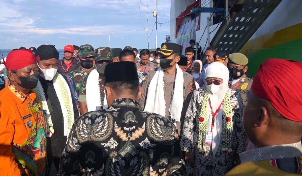 Dandim 0827 Sumenep Kawal Bupati Fauzi Yang Disambut Meriah Warga Paliat Sapeken