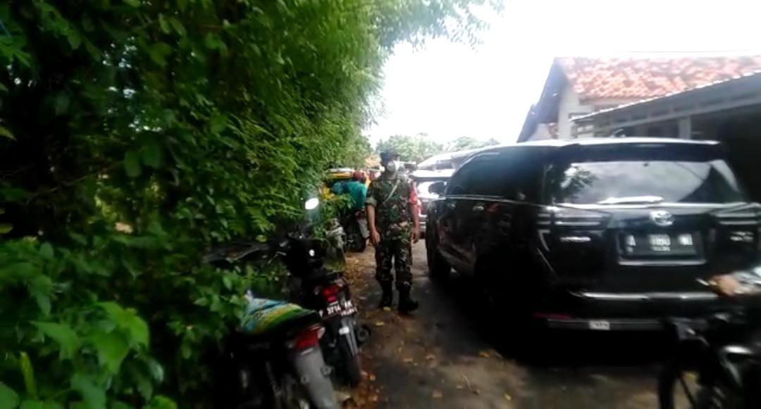 Babinsa Koramil Sapudi Bantu Atur Lalu Lintas Di Tengah Kemacetan Pelabuhan