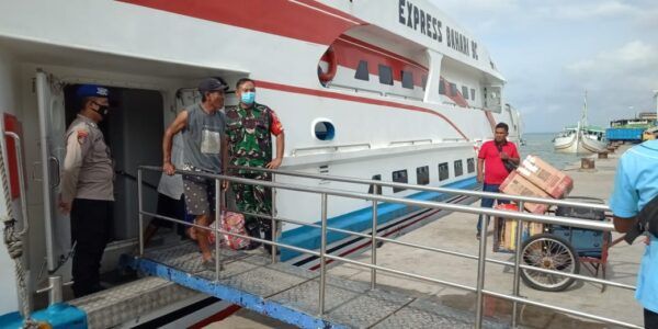 Operasi Tertib Prokes Dilaksanakan Babinsa Di Pelabuhan Kalianget Operasi Tertib Prokes Dilaksanakan Babinsa Di Pelabuhan Kalianget