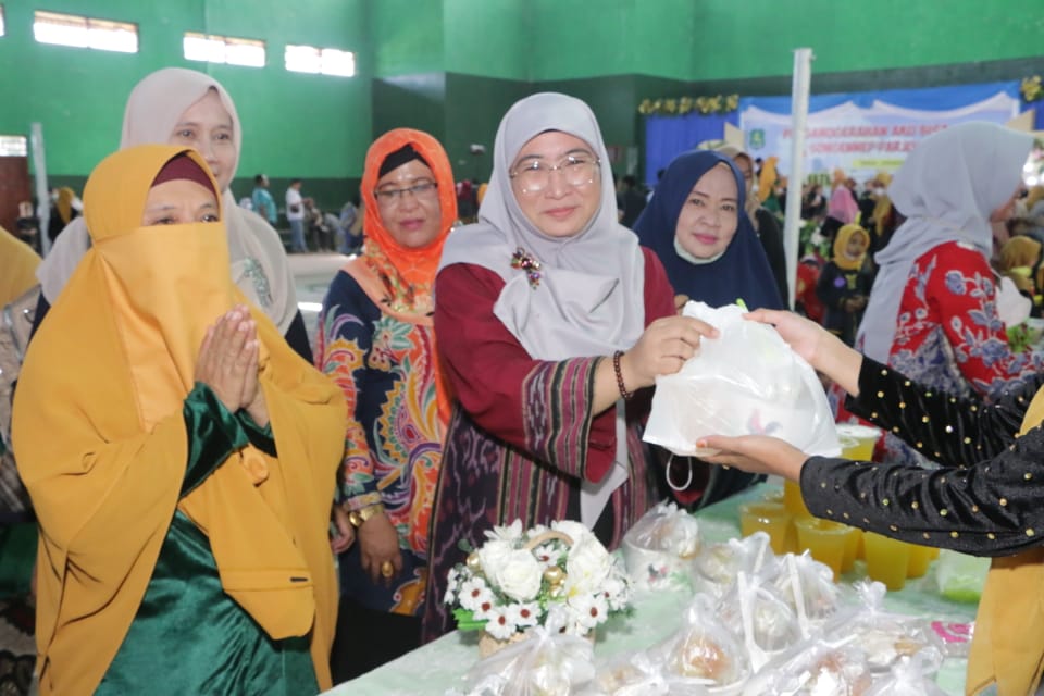 Wabup Nyai Eva Hadiri Acara Sumenep Parjughe Wabup Nyai Eva Hadiri Acara Sumenep Parjughe