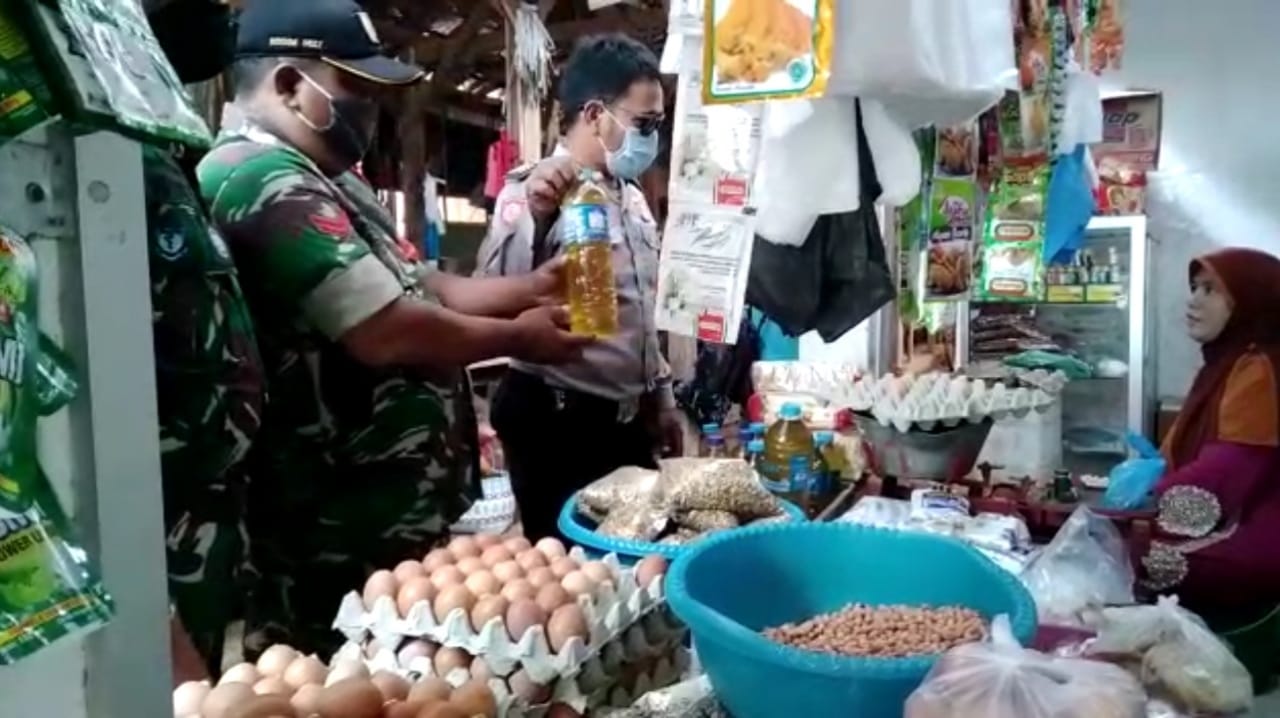 Stabilkan Harga Minyak Goreng di Pasaran, Babinsa Dungkek Turun Ke Lapangan
