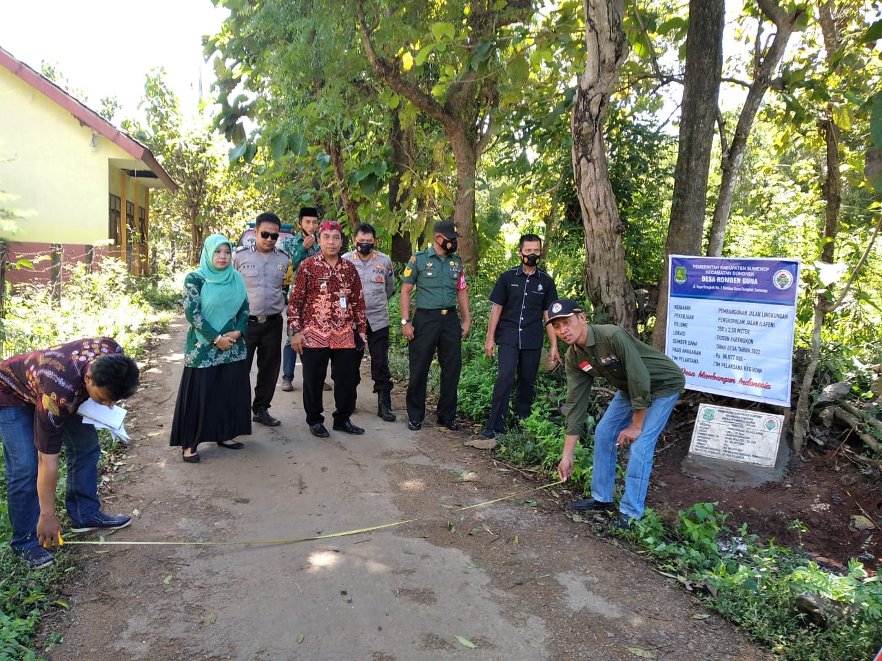 Babinsa Dungkek Dampingi Tim BPN Melakukan Pengukuran Jalan Desa