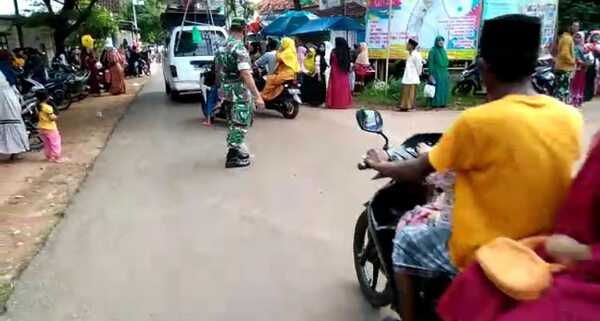 Amankan Kemacetan Jalan, Babinsa Laksanakan Pengamanan Karnaval
