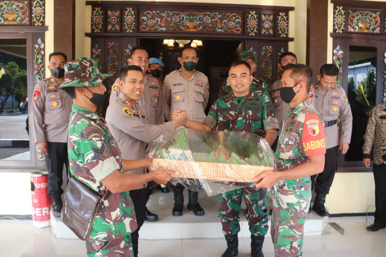 Dandim 0827 Beri Kejutan Kapolres Sumenep di HUT Bhayangkara Ke-76