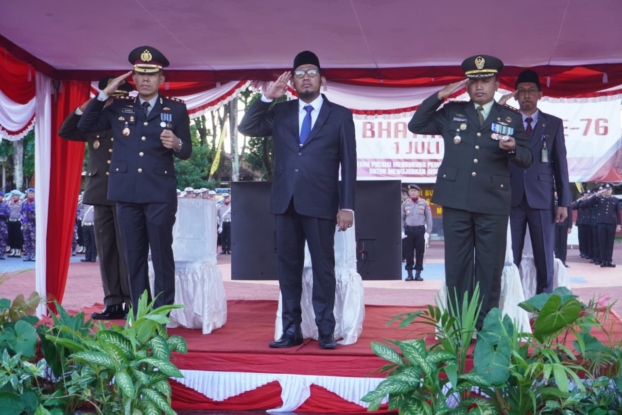Bupati Fauzi Hadiri Puncak HUT  Bhayangkara ke-76 di Aula Sanika Satyawada