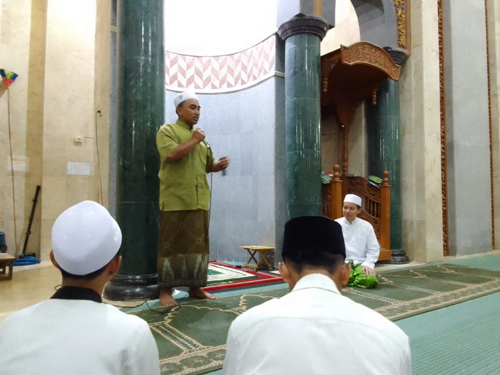 Safari Sholat Subuh, Dandim 0827/Sumenep Beri Himbauan Dan Edukasi Kepada Santri Di Ponpes Annuqoyah Safari Sholat Subuh, Dandim 0827/Sumenep Beri Himbauan Dan Edukasi Kepada Santri Di Ponpes Annuqoyah
