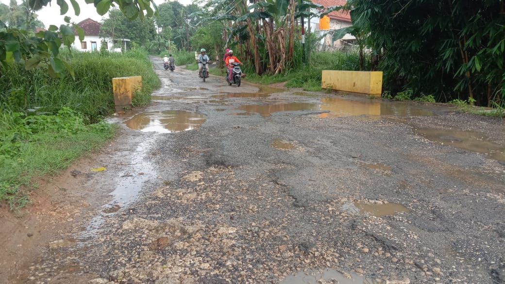 Jalan Kabupaten Di Kecamatan Ganding Rusak Parah, Kiai Setempat Angkat Suara