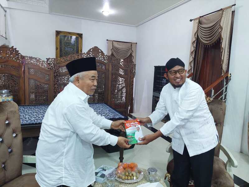 Sowan Ke Kiai Asep Mojokerto, Bupati Fauzi: Tak Ada Kaitannya Dengan Pilgub Jatim 2024 Sowan Ke Kiai Asep Mojokerto, Bupati Fauzi: Tak Ada Kaitannya Dengan Pilgub Jatim 2024