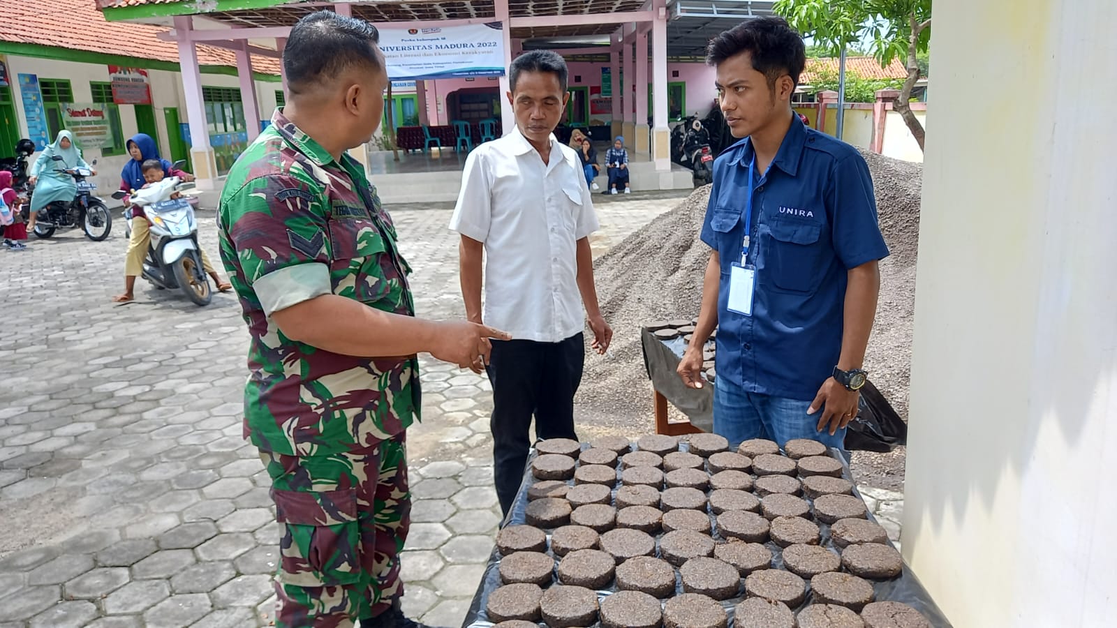 Sertu Teguh Dukung Terobosan Mahasiswa UNIRA Buat Pakan Sapi Penambah Nafsu Makan