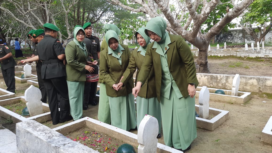 Peringati Hari Juang TNI AD Dan HUT Kodam V/ Brawijaya Kodim 0826 Pamekasan Gelar Ziarah Rombongan Ke TMP