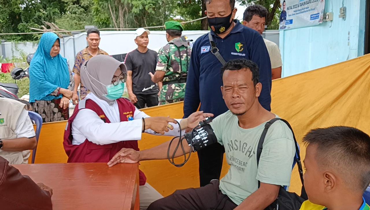 Polres Sumenep Beri Mamin dan Cek Kesehatan Calon Penumpang Tertunda di Pelindo III Kalianget