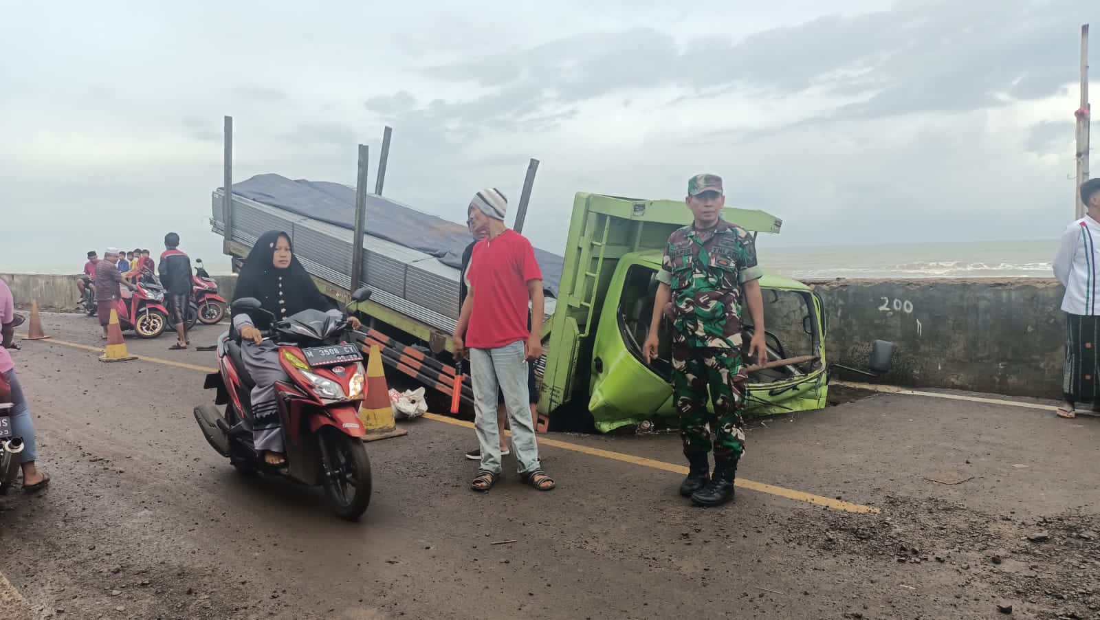 Jalan Ambles, Babinsa Koramil 0826-11 Batumarmar Laksanakan Pengamanan Lalulintas