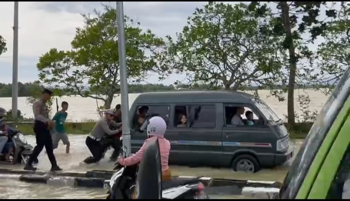 Polres Sumenep Turunkan Personel Bantu Warga Terdampak Banjir
