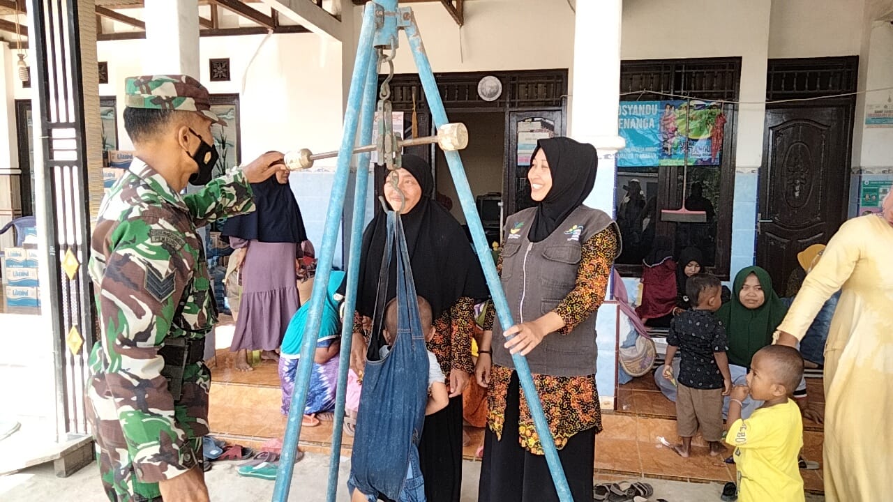Peran Serta Babinsa Desa Tlesa Koramil 0826-02 Tlanakan Dalam Pelayanan Kesehatan Balita