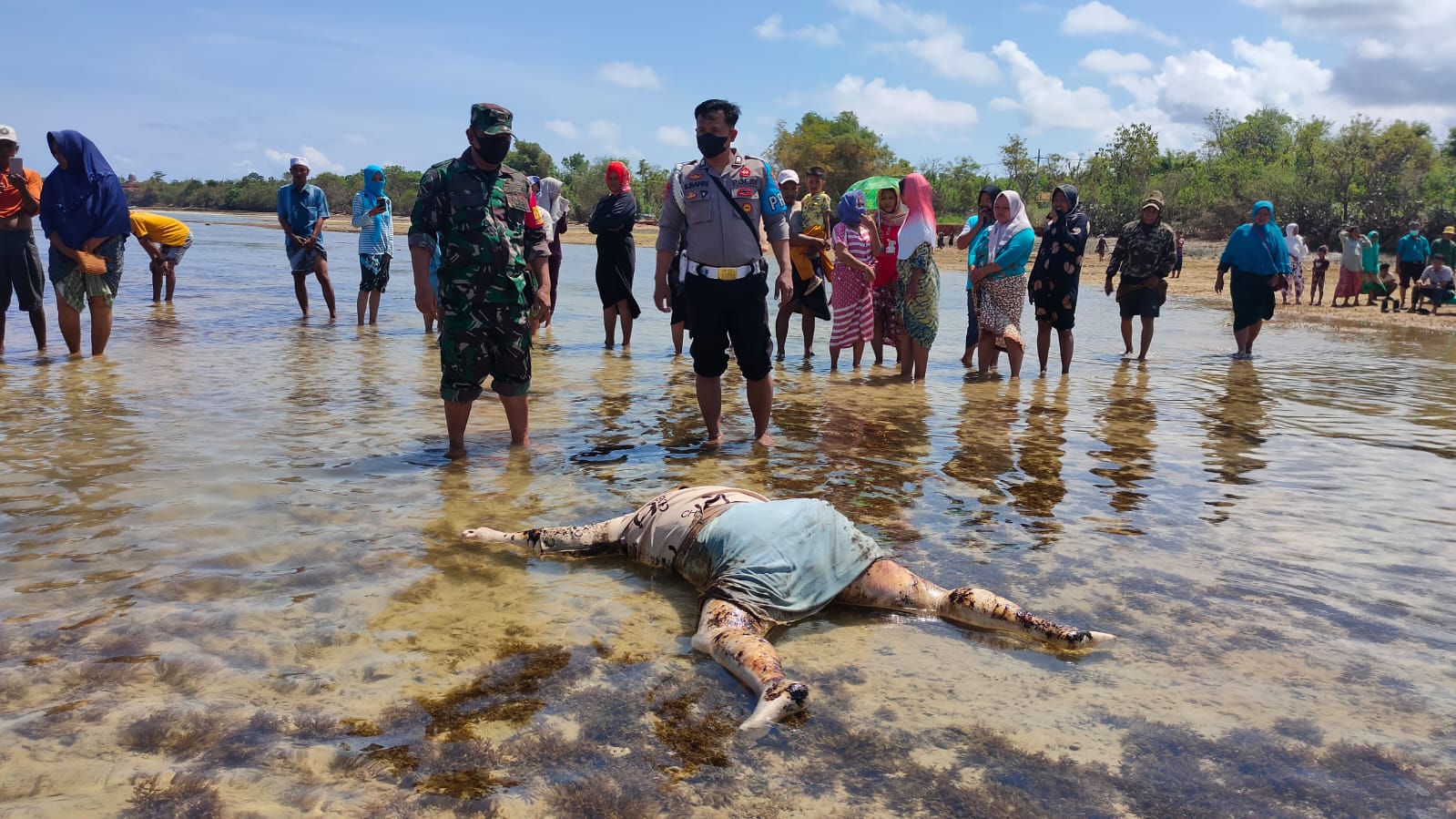 Sumenep Geger Temuan Mayat Perempuan Mengenakan Rok Abu-Abu Sumenep Geger Temuan Mayat Perempuan Mengenakan Rok Abu-Abu