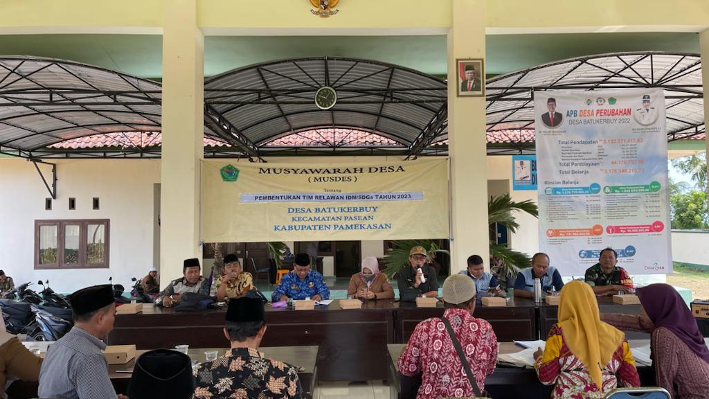 Babinsa Koramil 0826-13 Pasean Hadiri Musdes Pembentukan Tim Relawan IDM/SDG