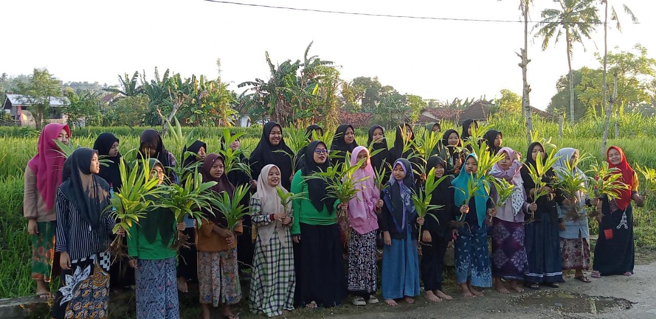 Awali Pembukaan HPSN 2023, Mahasiswa dan Santri Gelar SIRAMAN