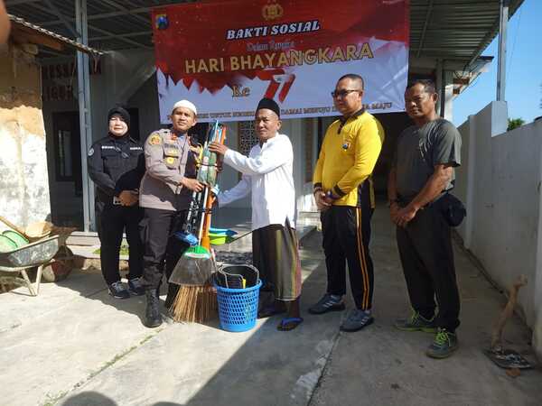 HUT ke-77 Bhayangkara, Sinergi TNI dan Polri Baksos Bersihkan Masjid, Gereja dan Klenteng