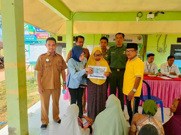 Personel Koramil 11/Pasongsogan Dampingi Penyaluran Bantuan Pangan