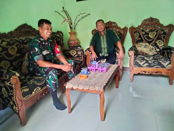 Pererat Silaturahmi, Babinsa Koramil 06/ Saronggi Anjangsana Di Rumah Purnawirawan TNI Pererat Silaturahmi, Babinsa Koramil 06/ Saronggi Anjangsana Di Rumah Purnawirawan TNI
