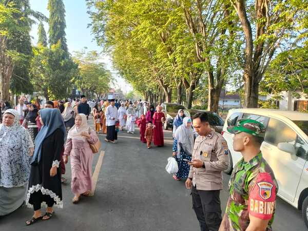Babinsa Laksanakan Pengamanan Sholat Idul Adha Muhammadiyah di Desa Pangarangan Sumenep Babinsa Laksanakan Pengamanan Sholat Idul Adha Muhammadiyah di Desa Pangarangan Sumenep