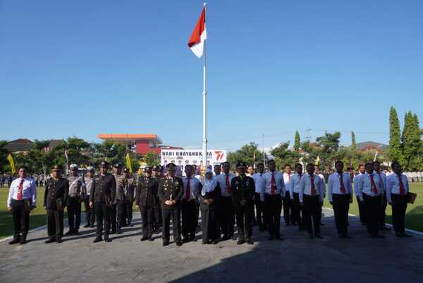 Kasdim 0827/Sumenep Ikuti Upacara HUT Ke 77 Bhayangkara Kasdim 0827/Sumenep Ikuti Upacara HUT Ke 77 Bhayangkara