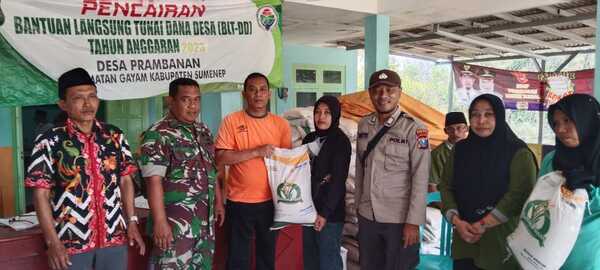 Pastikan Berjalan Aman, Babinsa Koramil 20/Sapudi Dampingi Pembagian Beras Pastikan Berjalan Aman, Babinsa Koramil 20/Sapudi Dampingi Pembagian Beras