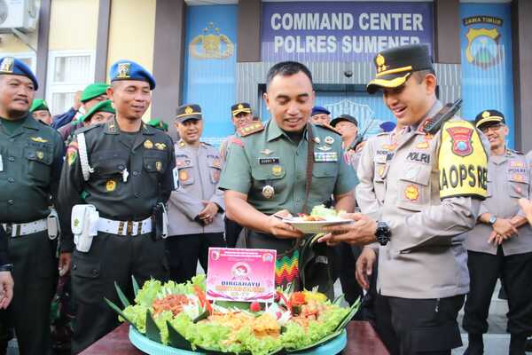HUT Ke 77 Bhayangkara, Dandim 0827 Beri Kejutan ke Kapolres Sumenep HUT Ke 77 Bhayangkara, Dandim 0827 Beri Kejutan ke Kapolres Sumenep
