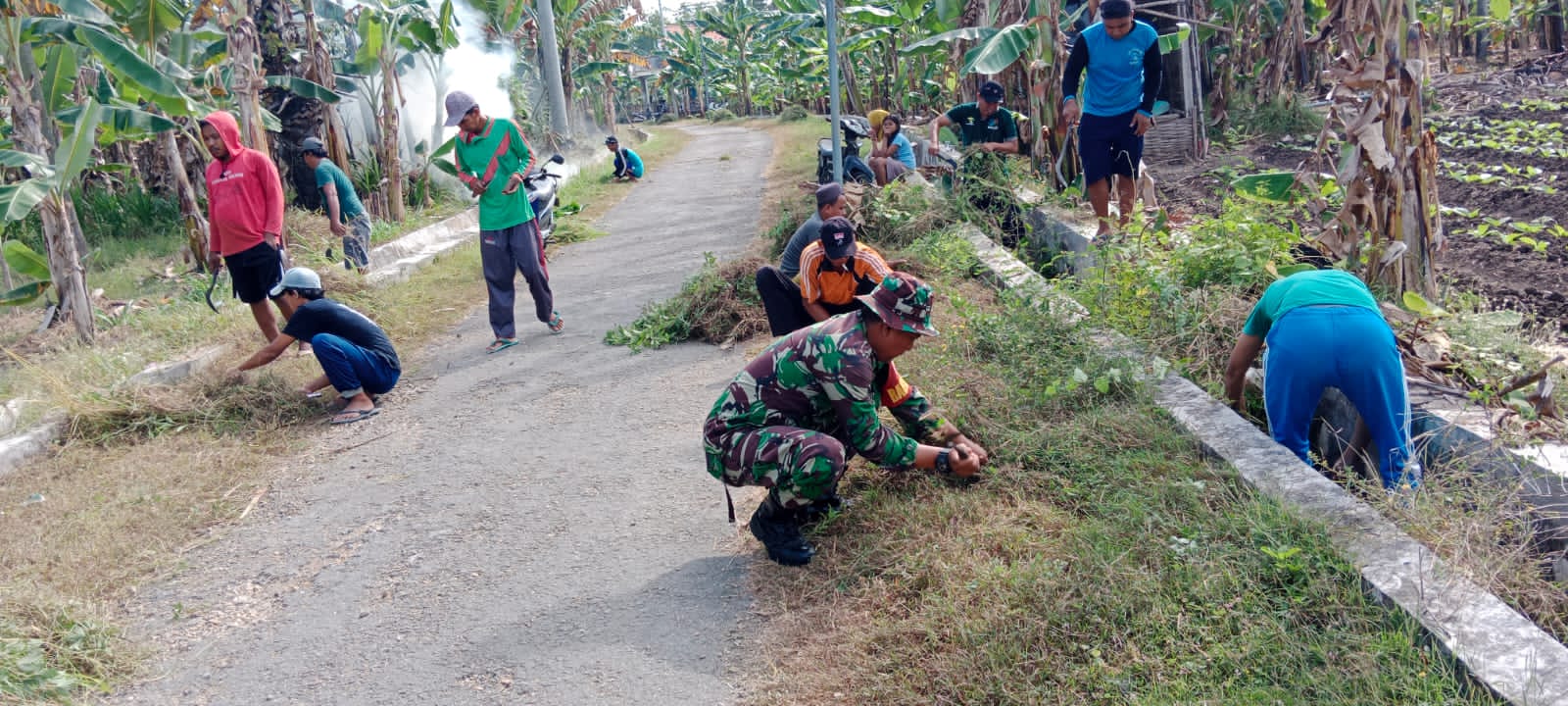 Babinsa 09 Pragaan ajak Masyarakat Kerja Bakti Bersihkan Jalan Umum Babinsa 09 Pragaan ajak Masyarakat Kerja Bakti Bersihkan Jalan Umum
