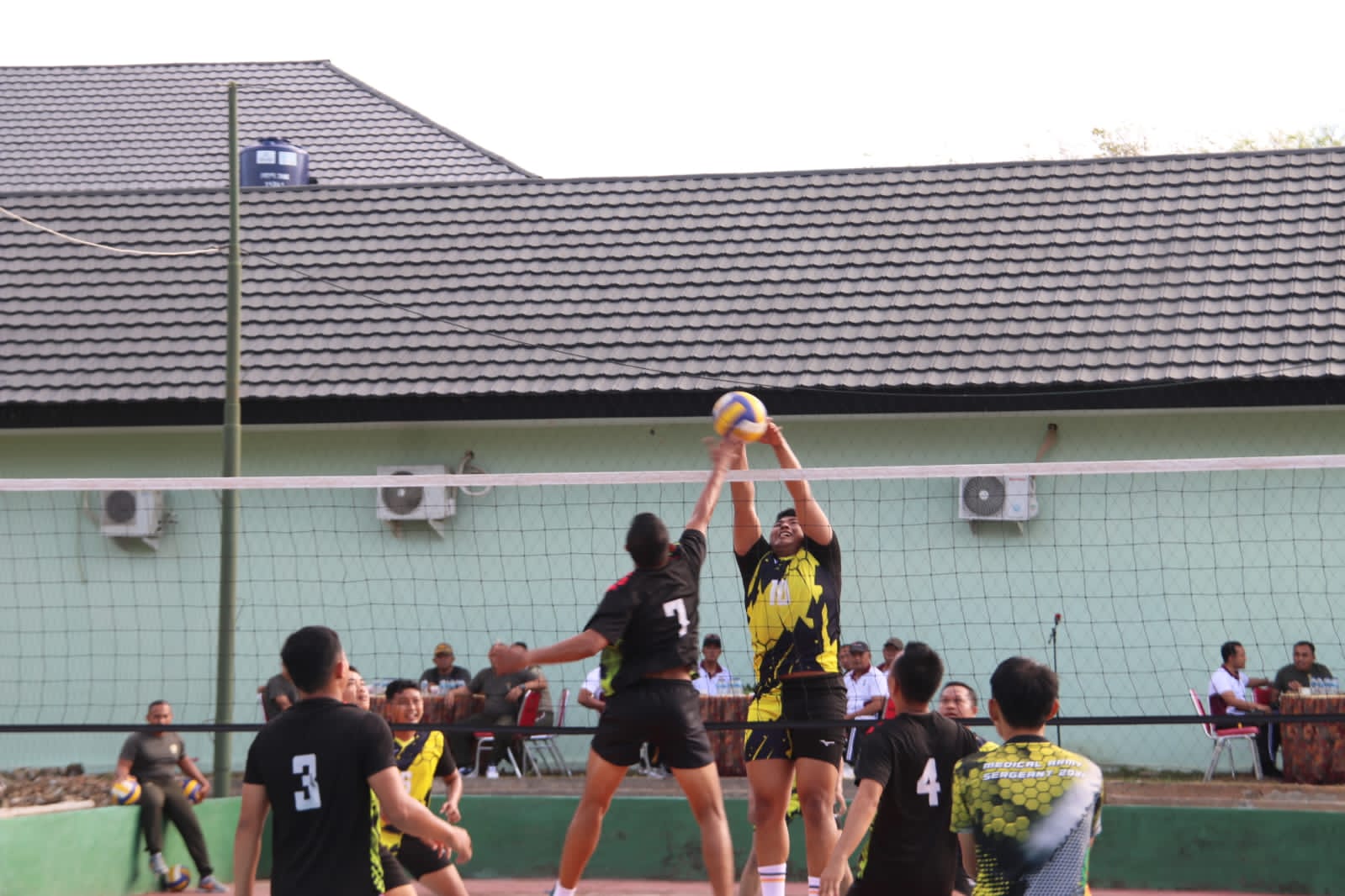Pertandingan Volly dan Joget Bersama, Perkuat Sinergitas Kodim 0827 dan Polres Sumenep