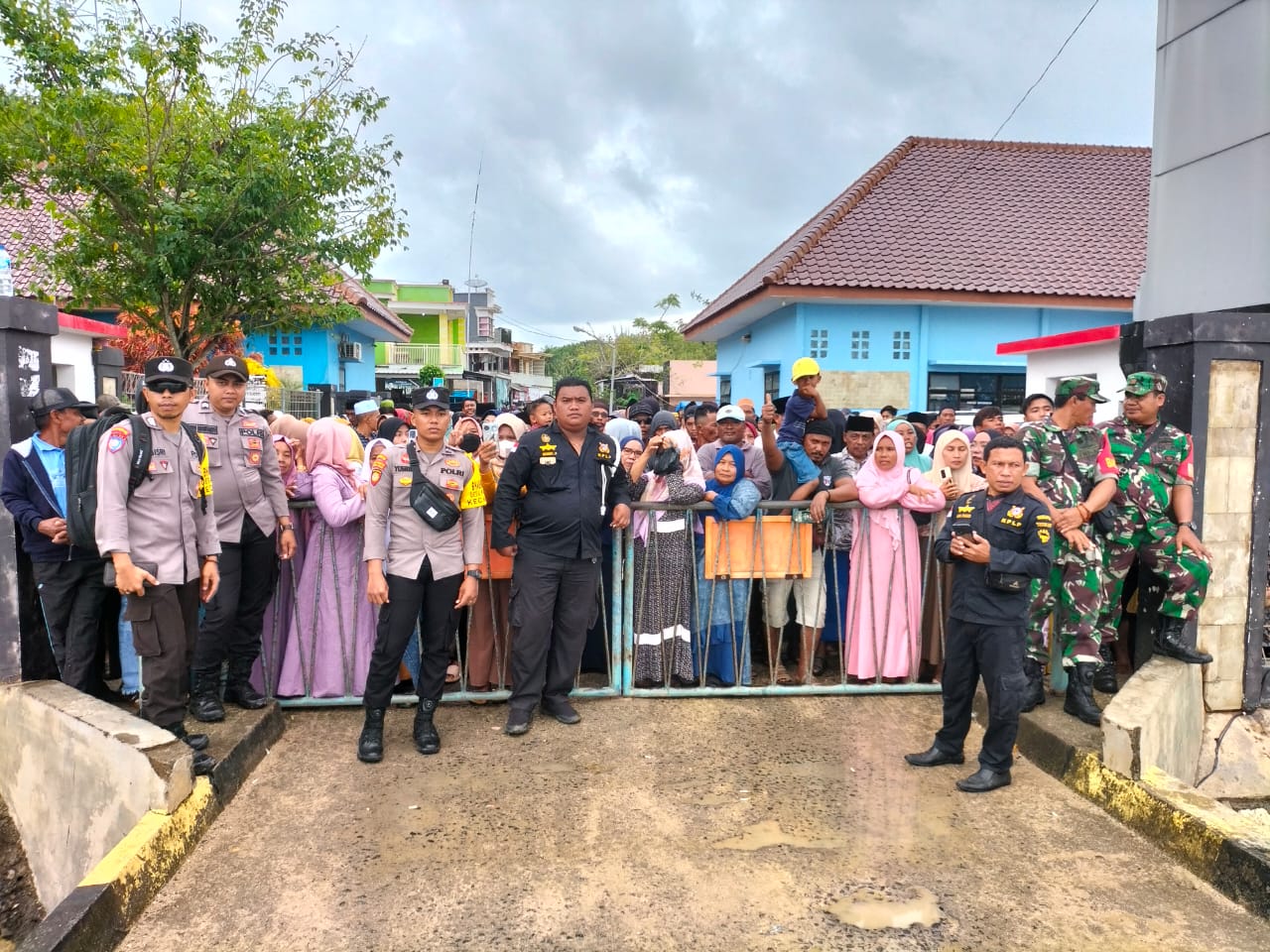 Danramil 18 Kangean Jamin Keamanan Kedatangan Jamaah Haji Danramil 18 Kangean Jamin Keamanan Kedatangan Jamaah Haji