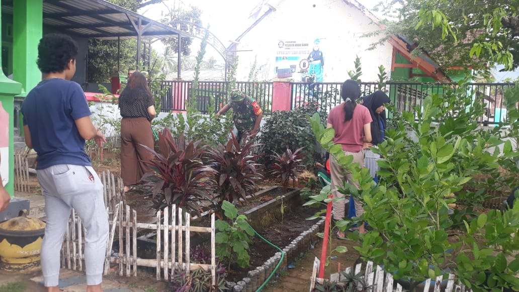 Karya Bakti: Babinsa dan MMD Universitas Brawijaya Bersihkan Jalan dan Balai Desa Gunggung Karya Bakti: Babinsa dan MMD Universitas Brawijaya Bersihkan Jalan dan Balai Desa Gunggung