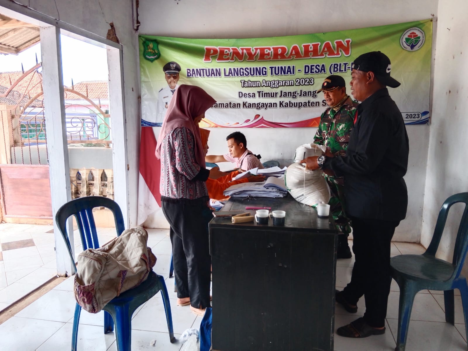 Babinsa Koramil Kangean Dampingi Penyaluran Bantuan Pangan Cadangan Beras Pemerintah Babinsa Koramil Kangean Dampingi Penyaluran Bantuan Pangan Cadangan Beras Pemerintah