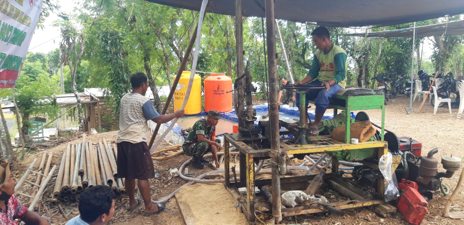 Babinsa Bantu Warga Batu Putih Daya Gali Sumur Bor Babinsa Bantu Warga Batu Putih Daya Gali Sumur Bor