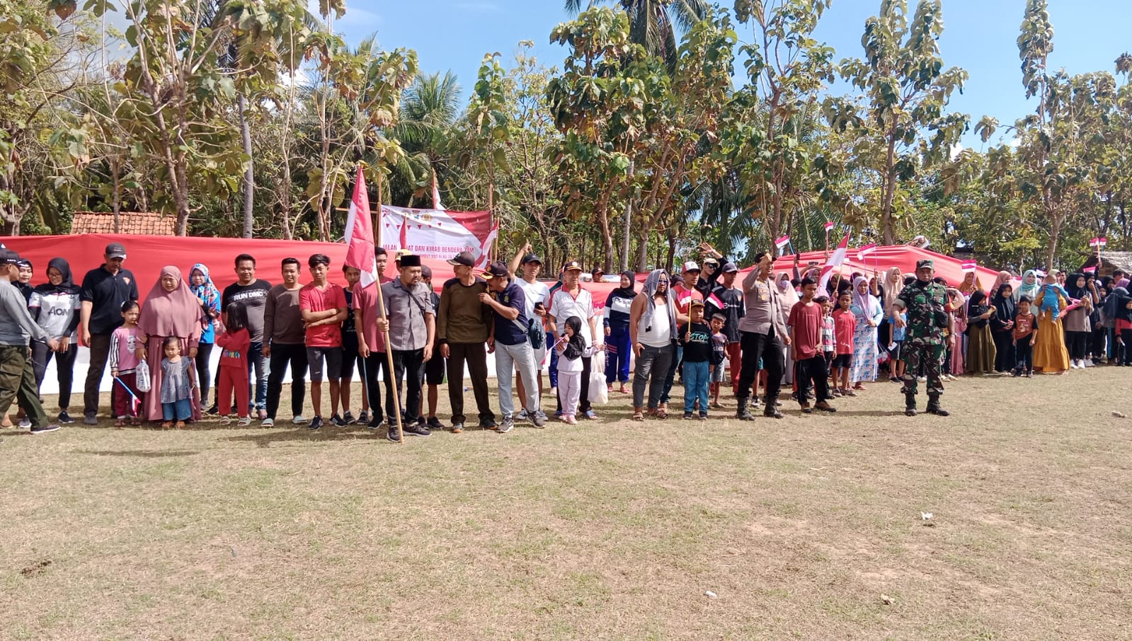 Sinergisitas Babinsa – Bhabinkamtibmas Laksanakan Pam Karnaval HUT RI ke-78