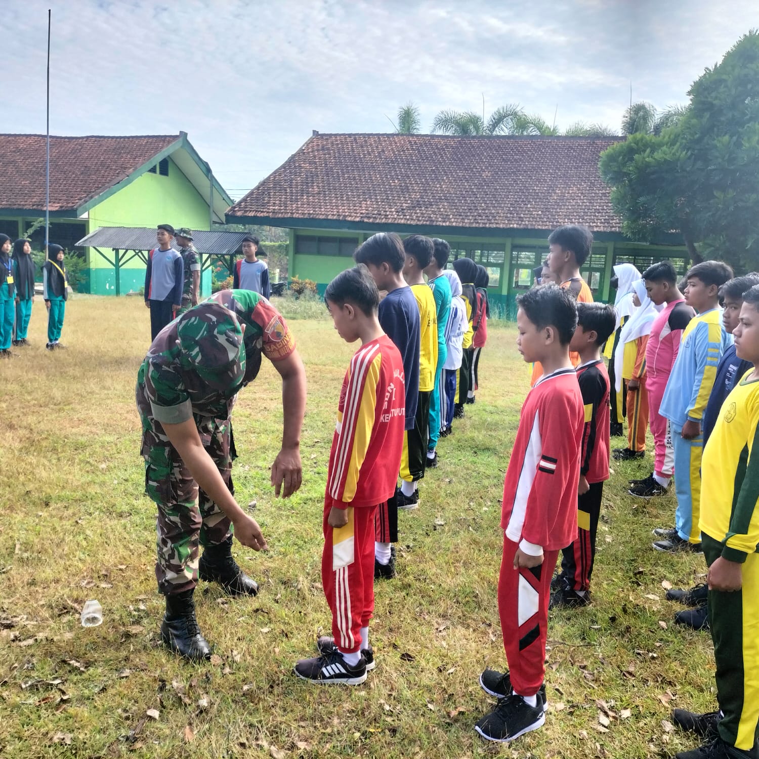 Babinsa Koramil 03/Manding Sersan Kepala Suparno Latih PBB Kepada Siswa SMP Babinsa Koramil 03/Manding Sersan Kepala Suparno Latih PBB Kepada Siswa SMP