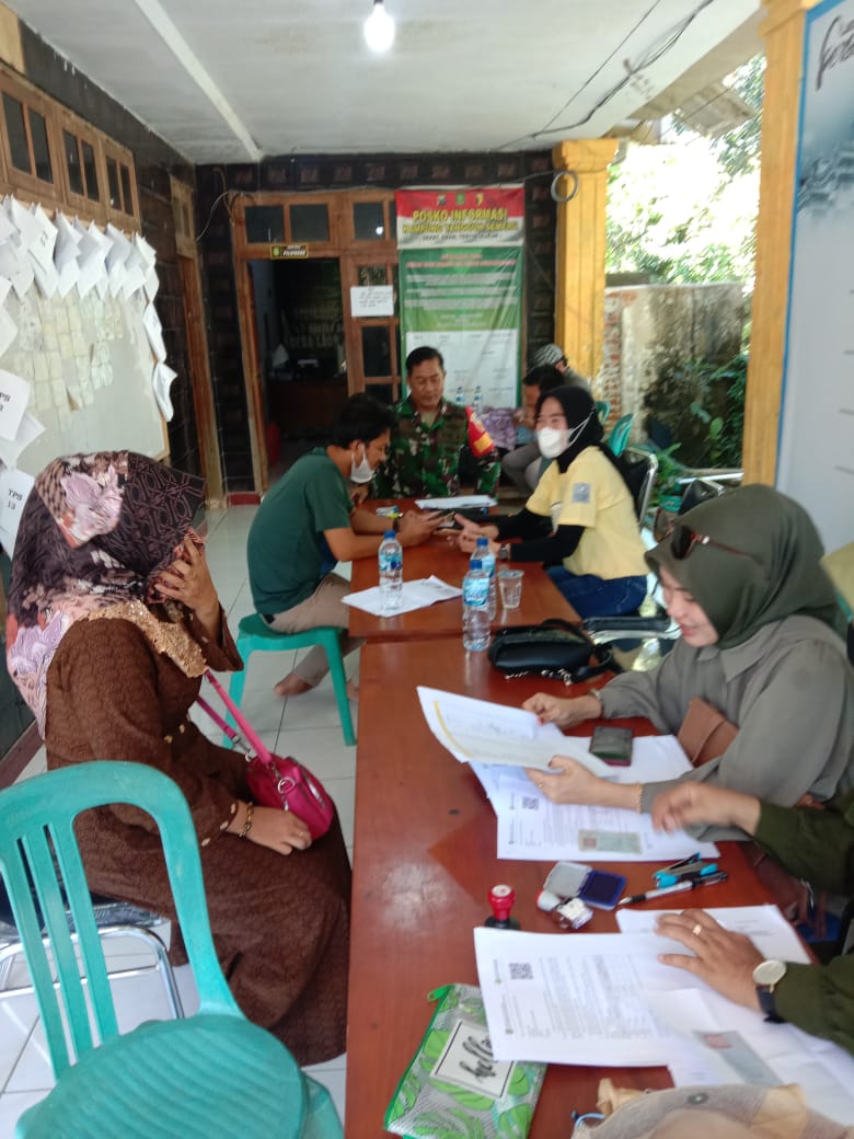 Dampingi Penyaluran BLT-DD, Wujud Peran Aktif Babinsa Kepada Masarakat Dampingi Penyaluran BLT-DD, Wujud Peran Aktif Babinsa Kepada Masarakat