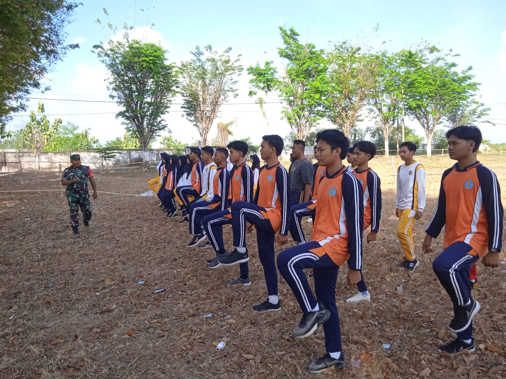 Babinsa Koramil 02/Kalianget Beri Pelatihan PBB Di SMPN I Setempat Babinsa Koramil 02/Kalianget Beri Pelatihan PBB Di SMPN I Setempat