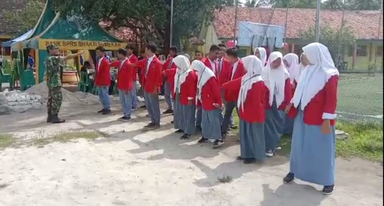 Tumbukan Rasa Kekompakan Dan Disiplin, Babinsa Koramil 19/Sapeken Latih PBB Siswa Siswi SMA