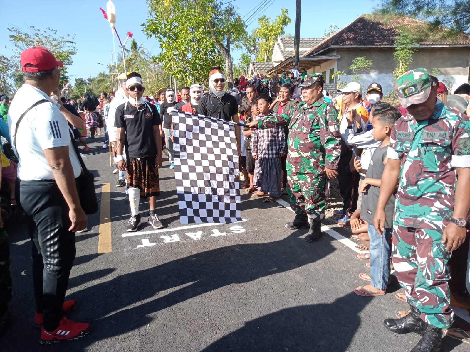 Meriahkan HUT RI ke-78, Danramil 0827/12 Dasuk Melepas Gerak Jalan  Unik