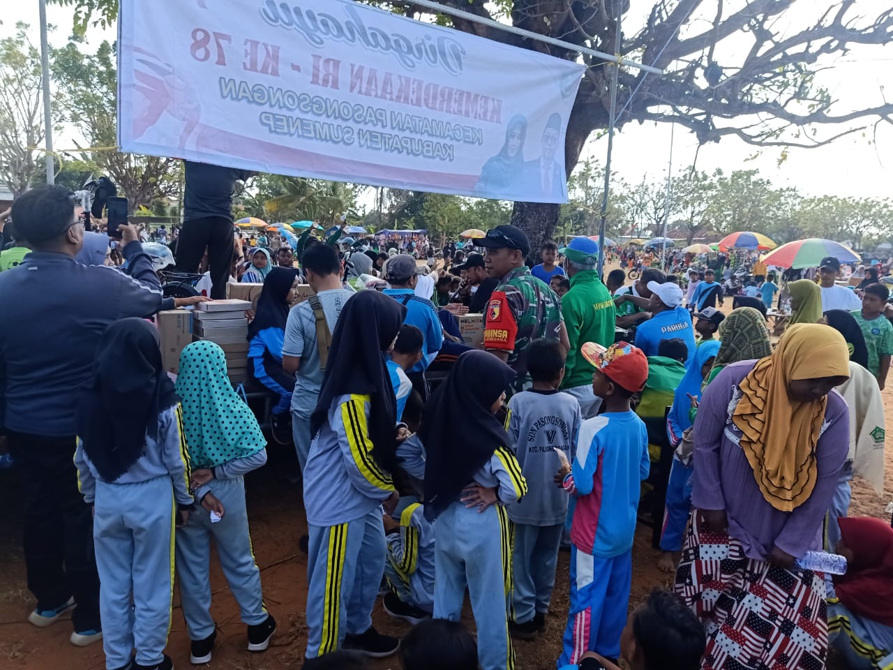 Babinsa Laksanakan Pengaman Jalan Santai Dalam Meriahkan HUT RI Ke-78 Tahun