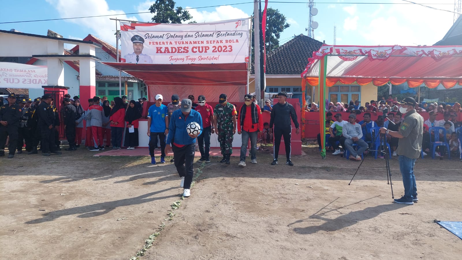 Meriahkan HUT RI Ke-78, Danramil 19/Sapeken Hadiri Pembukaan  Sepak Bola ‘Kades Cup’