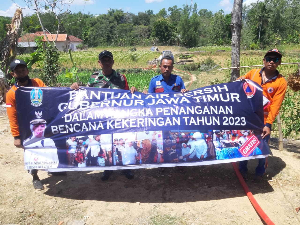 Babinsa Bantu Penyaluran Air Bersih ke Masyarakat Pasongsongan