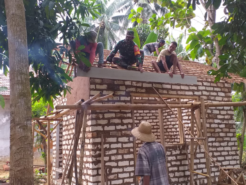 Keakraban TNI Bersama Rakyat, Babinsa Bantu Bangun Rumah Warga