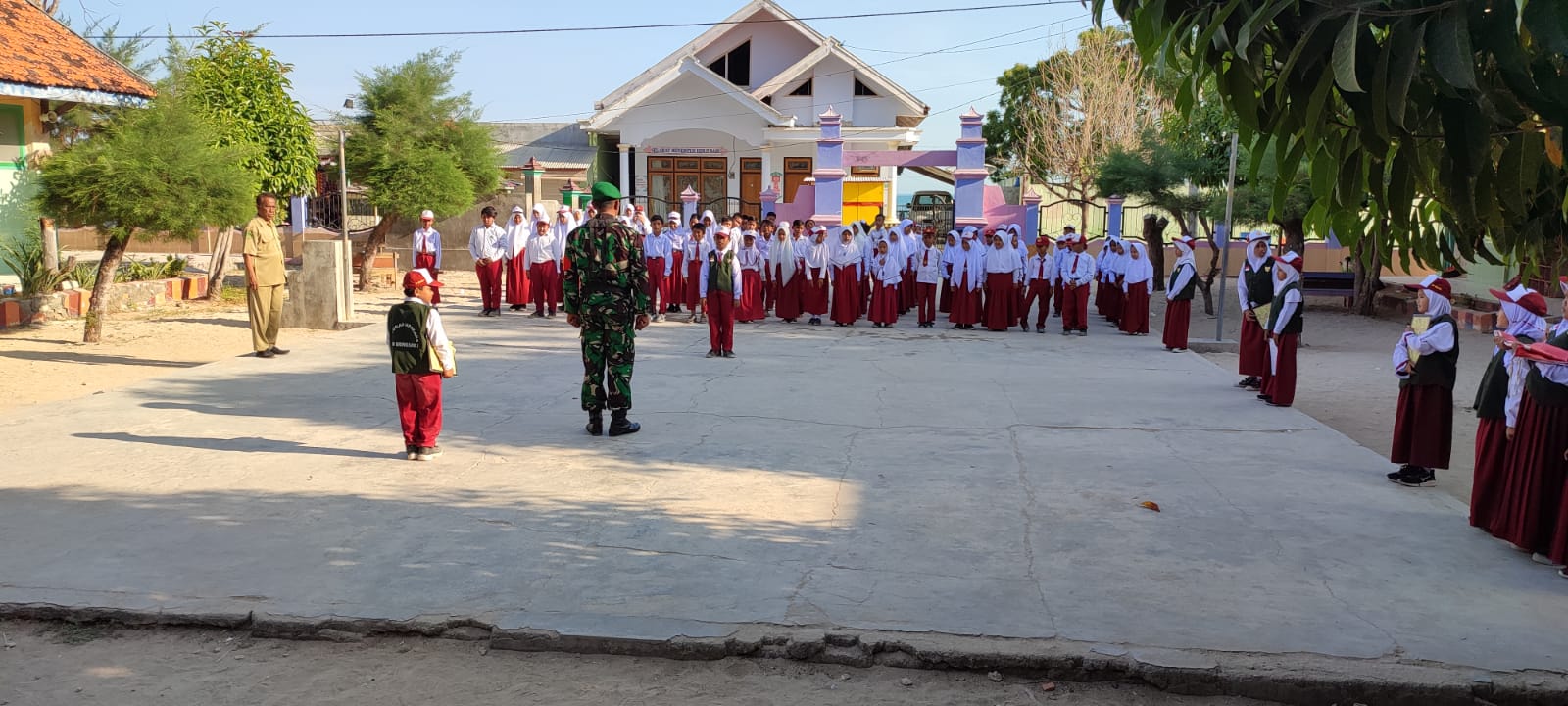 Jadi Irup Di SDN I Bringsang,  Babinsa Giligenting Berikan Motivasi