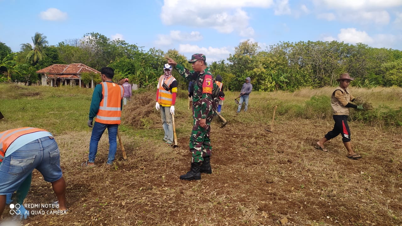 Kompak,  Babinsa 0827/22 Masalembu Gotong Royong Bersama Warga binaan