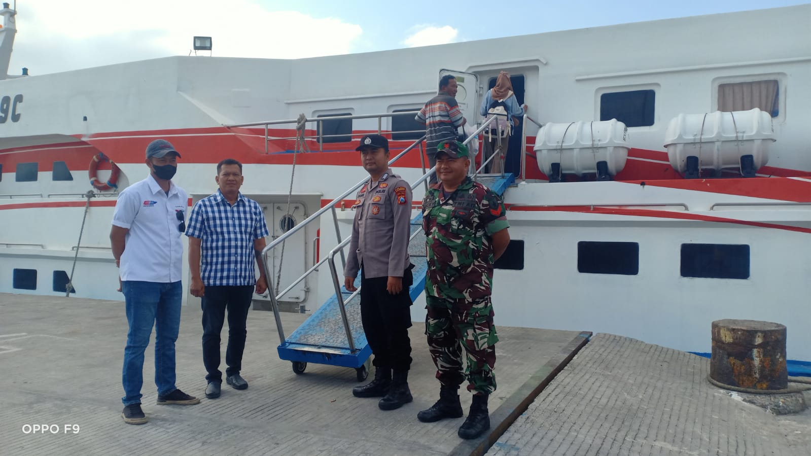Babinsa 0827/02 Kalianget Bersama Instansi Terkait Laksanakan Pantau Penumpang Kapal